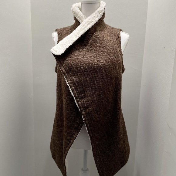 Altar'd State Jackets & Blazers - *Altar’d State* Brown & White Cozy Vest w/ Faux Fur Size Large EUC Dark Academia